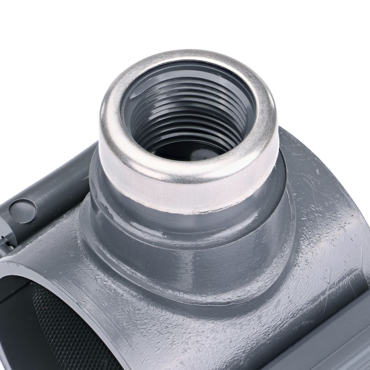Closeup of the 1 in. FPT connection on top of the NDS Clamp-It™ Rigid PVC Saddle for 2 in. PE pipe (NDS 322010P)