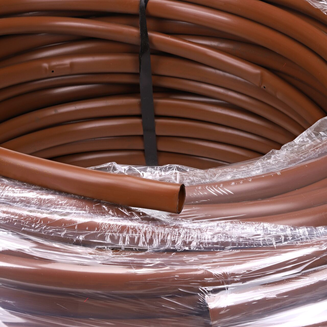 The special shrinkwrap contains the NDS 500 ft. 17mm Dura Flo™ Dripline (NDS SFCV-BR-6412-05S, NDS SFCV-BR-6418-05S, NDS SFCV-BR-6218-05S, NDS SFPC-BR-17212-05S, NDS SFPC-BR-17412-05S, NDS SFPC-BR-17218-05S) while you pull out what you need from the center end