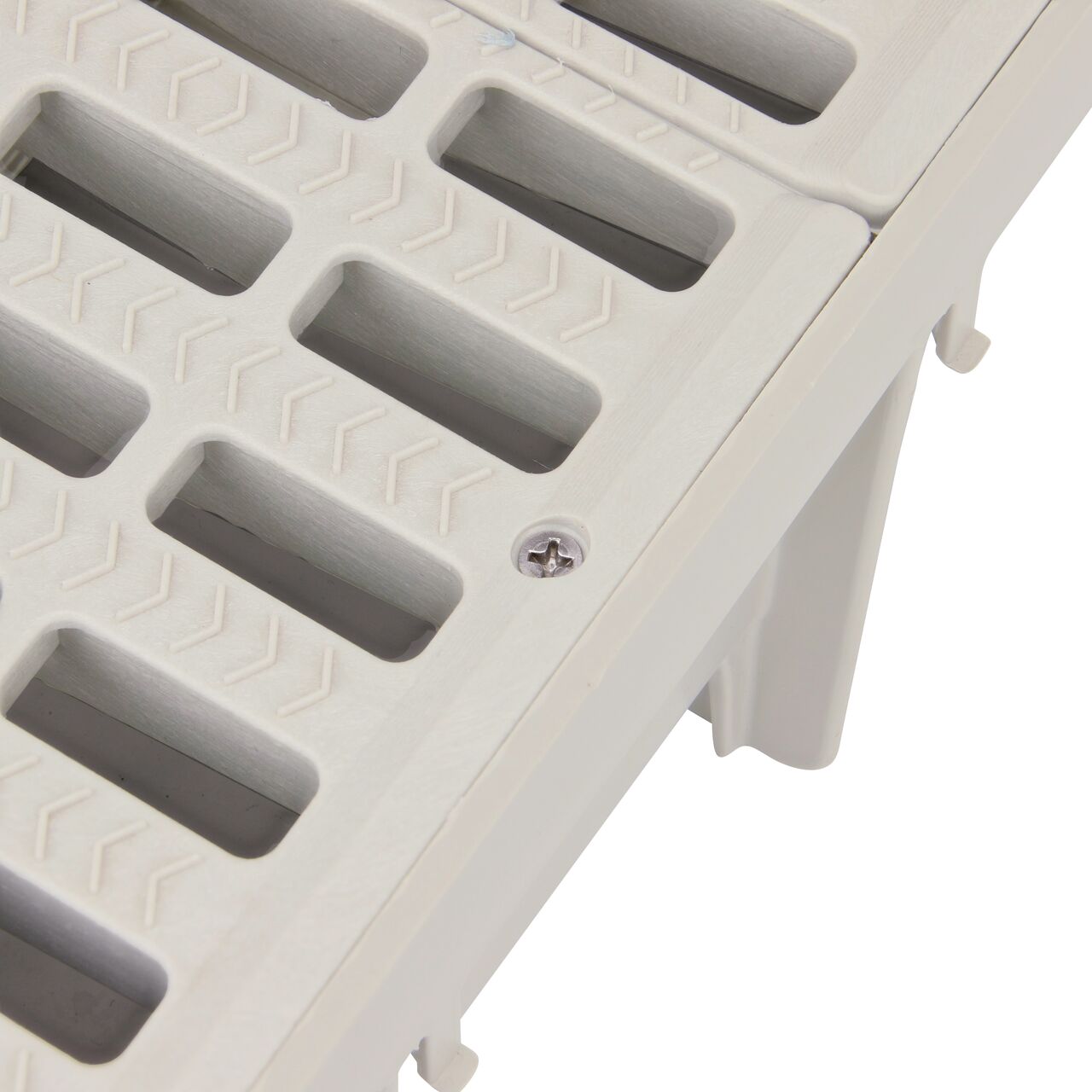 Closeup of #6 X 1-1/4 in. Phillips Flat Head Screw securing grate to 5 in. Pro Series channel (NDS 829)