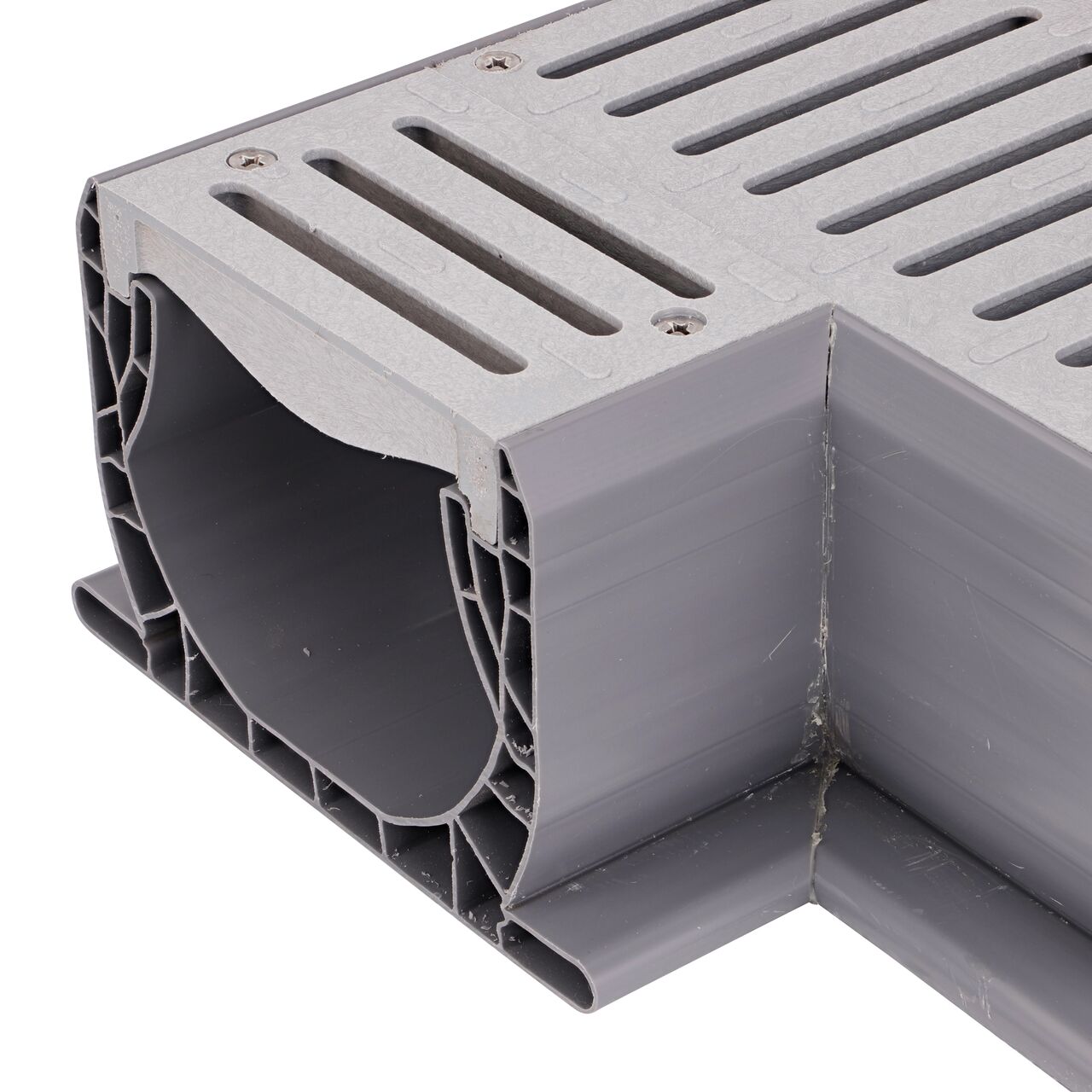 Closeup view of one end on the Spee-D® Channel Drain 90° Elbow and Grate (NDS 2381, 2381*)