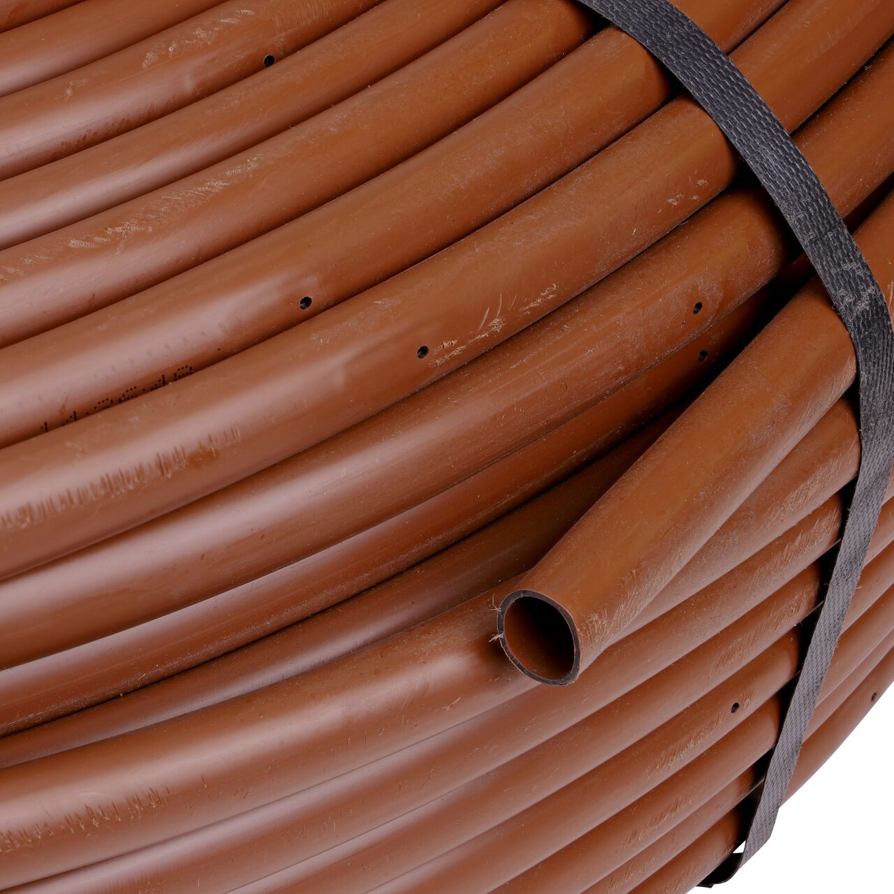 Closeup of the end of the NDS 1,000 ft. Brown Tubing with 0.9 GPH Pressure Compensating Emitters with 12 in. Spacing to show how to pull out the dripline (NDS SFCV-BR-7412-10)