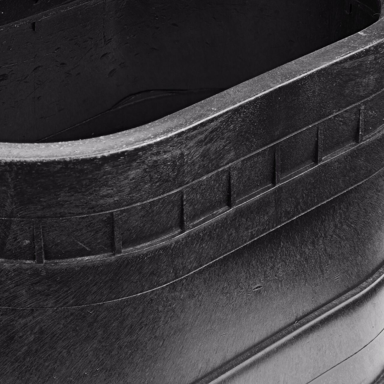 Closeup view of the outside reinforced edges on the NDS 8 in. X 12 in. Oval Standard Series Box (NDS M2-SG)