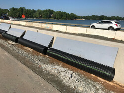 Duraslot appuyé sur un mur d’autoroute